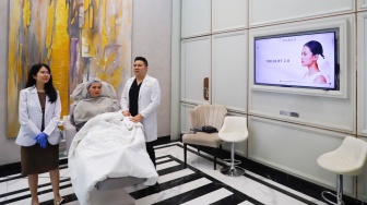 Pasien melakukan facial treatment saat pengenalan inovasi terbaru di bidang aesthetic treatment di Stay Beauty Clinic, Jakarta, Jumat (21/8/2026). [Suara.com/Alfian Winanto]
