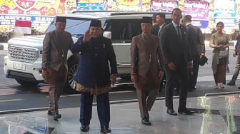 Pakai Beskap Biru Dongker, Prabowo Jadi Saksi Akad Nikah Sespri Rizky Irmansyah di JCC Senayan