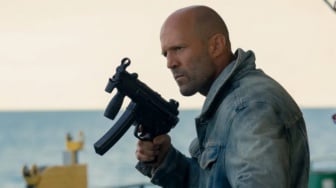Review Film Mutiny: Ketika Jason Statham Terjebak di Kapal Neraka, Masih Bisa Selamat?