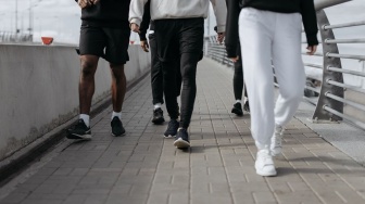 4 Sepatu yang Nyaman Dipakai Jalan 20.000 Langkah per Hari, Gak Bikin Kaki Cepat Pegal