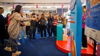 Wakil Menteri Ekonomi Kreatif Irene Umar mencoba games di salah satu booth di Styles LAND, Lippo Mall Kemang, Jakarta, Jumat (22/8/2026). [Suara.com/Alfian Winanto]