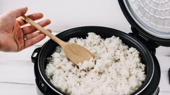 Nasi di Rice Cooker Sering Kuning dan Berair? Kenali 6 Penyebab Utama dan Cara Mengatasinya