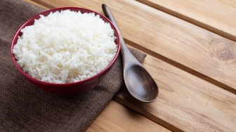 6 Trik Masak Nasi di Rice Cooker Supaya Cepat Matang dan Anti Lembek