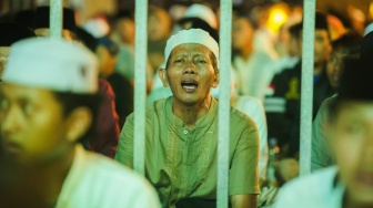 Ribuan Warga Padati Halaman Kantor Gubernur, Bersholawat dan Doa Bersama untuk Korban Bencana NTT