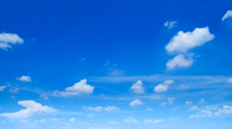 Mengapa Langit Berwarna Biru di Siang Hari?