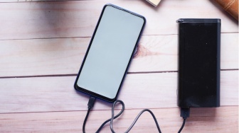 HP Makin Awet, Mengapa Sebagian Orang Masih Tak Bisa Lepas dari Power Bank?