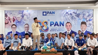 Crazy Rich Cilegon Bagi-bagi Durian ke Ratusan Anak Yatim di Momen HUT PAN ke-28