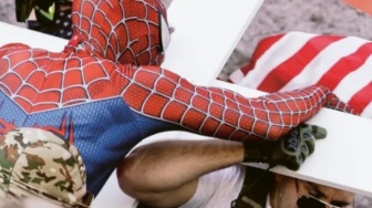 Bukan Adegan Film! Aksi Spiderman Lompat dan Hantam Jake Lang Pelaku Pembakar Al Quran