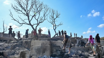 Warga mengais puing sisa barang-barang mereka yang terbakar di Desa Adat Sade, Rembitan, Kecamatan Pujut, Praya, Lombok Tengah, NTB, Minggu (23/8/2026). [ANTARA FOTO/Ahmad Subaidi/wsj]