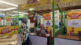 Lulusan Terbaik Undip Antre Jadi Buruh: Saat Ijazah Sarjana Tak Lagi Menjamin Pekerjaan