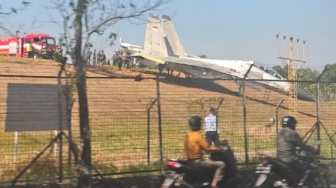 Jet Tempur Sukhoi TNI AU Tergelincir Nyaris Hantam Jalan Raya di Maros