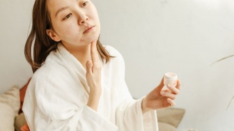 Bedanya Moisturizer Biasa vs Sleeping Mask untuk Hidrasi Ekstra, Kapan Sebaiknya Dipakai?