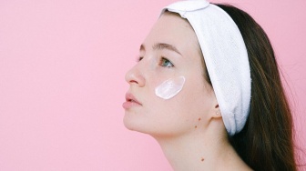 Apakah Pelembap Ber-SPF Bisa Menggantikan Sunscreen Utama di Pagi Hari?