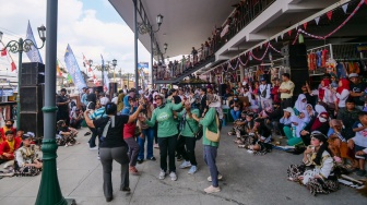 Antusiasme warga dan pengunjung pasar saat acara GEMPAR di Pasar Godean, Sleman, Yogyakarta, Senin (24/8/2026). [Suara.com]