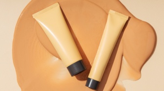 Apakah Bahaya Mencampur Sunscreen dan Foundation secara Langsung di Tangan?