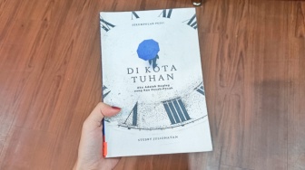 Menemukan Tuhan di Sudut Kota: Pesona Di Kota Tuhan Stebby Julionatan