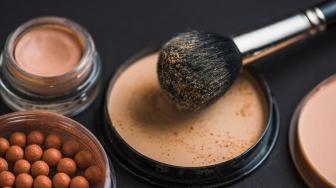 Bedak Tabur vs Bedak Padat, Mana yang Lebih Aman untuk Touch Up Siang Hari?