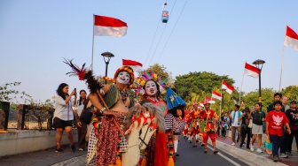 Pasukan Lombok Abang dan sejumlah warga mengarak gunungan berisi sayur-sayuran saat prosesi Grebeg Maulud di Taman Mini Indonesia Indah, Jakarta, Selasa (25/8/2026).  [Suara.com/Alfian Winanto]