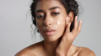 9 Cara Reapply Skin Tint di Tengah Hari Tanpa Merusak Makeup