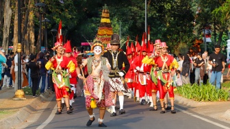 Pasukan Lombok Abang dan sejumlah warga mengarak gunungan berisi sayur-sayuran saat prosesi Grebeg Maulud di Taman Mini Indonesia Indah, Jakarta, Selasa (25/8/2026).  [Suara.com/Alfian Winanto]