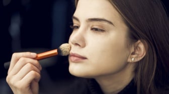 5 Penyebab Skin Tint Menggumpal dan Pilling saat Ditimpa Sunscreen