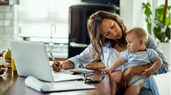 Nasib Karier Working Mom: Mengapa Dunia Kerja Belum Beri Ruang yang Setara?