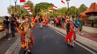 Pasukan Lombok Abang dan sejumlah warga mengarak gunungan berisi sayur-sayuran saat prosesi Grebeg Maulud di Taman Mini Indonesia Indah, Jakarta, Selasa (25/8/2026).  [Suara.com/Alfian Winanto]