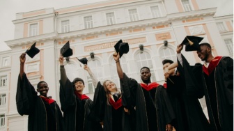 Kehidupan Setelah Wisuda, Mengapa Dunia Tiba-Tiba Terasa Sepi?