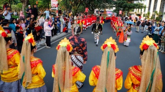 Prosesi penyerahan Pusaka berupa gunungan berisi sayur-sayuran saat prosesi Grebeg Maulud di Taman Mini Indonesia Indah, Jakarta, Selasa (25/8/2026).  [Suara.com/Alfian Winanto]