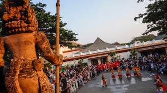 Warga menonton tari tepak putri saat prosesi Grebeg Maulud di Taman Mini Indonesia Indah, Jakarta, Selasa (25/8/2026).  [Suara.com/Alfian Winanto]