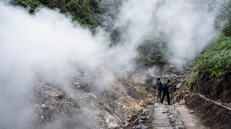 Wisatawan melintasi lokasi semburan uap belerang yang keluar dari kawah di lereng Gunung Ungaran, Bandungan, Kabupaten Semarang, Jawa Tengah, Semarang, Jawa Tengah, Selasa (25/8/2026). [ANTARA FOTO/Aprillio Akbar/YU]