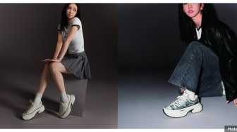 Gaya Y2K Karina aespa dalam Sneakers Chunky Converse yang Bikin Kaki Tampak Jenjang