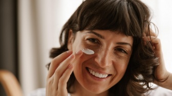 Apa Merk Sunscreen Terbaik untuk Flek Hitam pada Usia 40 Tahun ke Atas? Ini 4 Pilihan sesuai Review