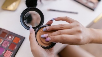 5 Rekomendasi Bedak untuk Touch Up Praktis Dilengkapi Cermin dan Spons