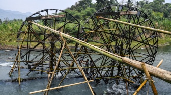 Petani memperbaiki kincir air di Kampung Sukasirna, Desa Manggungsari, Kabupaten Tasikmalaya, Jawa Barat, Rabu (26/8/2026). [ANTARA FOTO/Adeng Bustomi/nym]