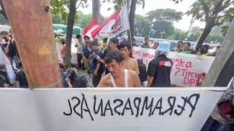 Massa Mulai Siapkan Atribut Demo Depan Gedung DPR RI