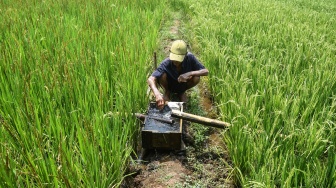 Petani memperbaiki saluran air dari kincir air di Kampung Sukasirna, Desa Manggungsari, Kecamatan Rajapolah, Kabupaten Tasikmalaya, Jawa Barat, Rabu (26/8/2026). [ANTARA FOTO/Adeng Bustomi/nym]