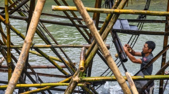 Petani memperbaiki kincir air di Kampung Sukasirna, Desa Manggungsari, Kabupaten Tasikmalaya, Jawa Barat, Rabu (26/8/2026). [ANTARA FOTO/Adeng Bustomi/nym]