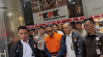 Keluar Pakai Rompi Oranye, Kepala Bea Cukai Kediri Langsung Ditahan KPK