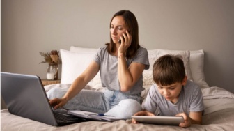 Parenting di Era Digital: Ketika Gawai Menjadi Pengasuh Anak