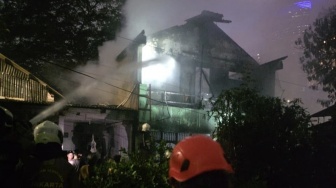 Korsleting Listrik Hanguskan 3 Kontrakan Dekat Stasiun Karet, 35 Warga Kehilangan Tempat Tinggal