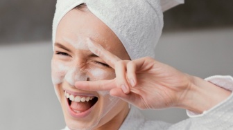 5 Sabun Cuci Muka Anti Aging untuk Usia 30 Tahun, Rawat Kulit Tetap Kencang dan Cerah