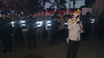 Polisi Bubarkan Massa Aliansi Pati yang Galang Donasi di Depan DPR