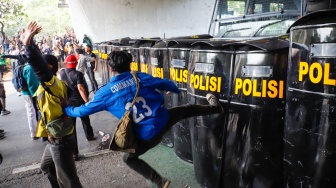 Sejumlah massa dari berbagai aliansi masyarakat saat menggelar aksi di depan Gedung DPR RI, Jakarta, Kamis (28/8/2026). [Suara.com/Alfian Winanto]
