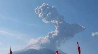 Dentuman Keras Iringi Erupsi Lewotobi Laki-laki, Radius 5 Kilometer Disterilkan!
