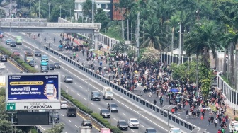 Foto udara suasana aksi demo yang digelar berbagai aliansi masyrakat di depan Gedung DPR RI, Jakarta, Kamis (27/8/2026). [Suara.com/Novi/Rayhan]