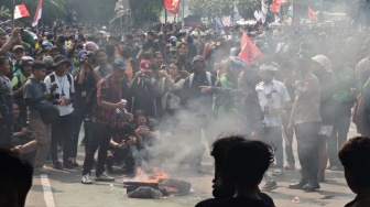 Bakar Ban Saat Diadang Polisi, Massa Demo Mahasiswa Akhirnya Diizinkan Menuju DPR