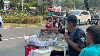 Cuan Berkat Unjuk Rasa, Pedagang Kopi hingga Gorengan Panen Omzet