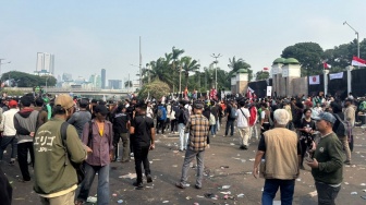 Massa Padati Gedung DPR Tapi Tak Ada Mobil Komando, Mahasiswa Orasi Pakai Toa Seadanya