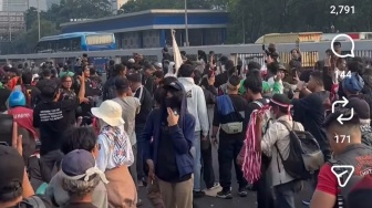 Dikawal Ratusan Ojol, Botok Tiba di Gedung DPR